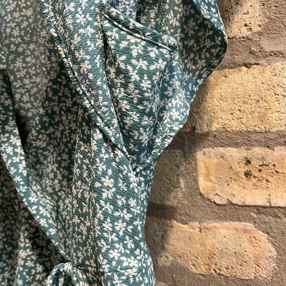Breezy Green Floral Wrap Top - Monteau (Size XL) - Picture 3 of 6